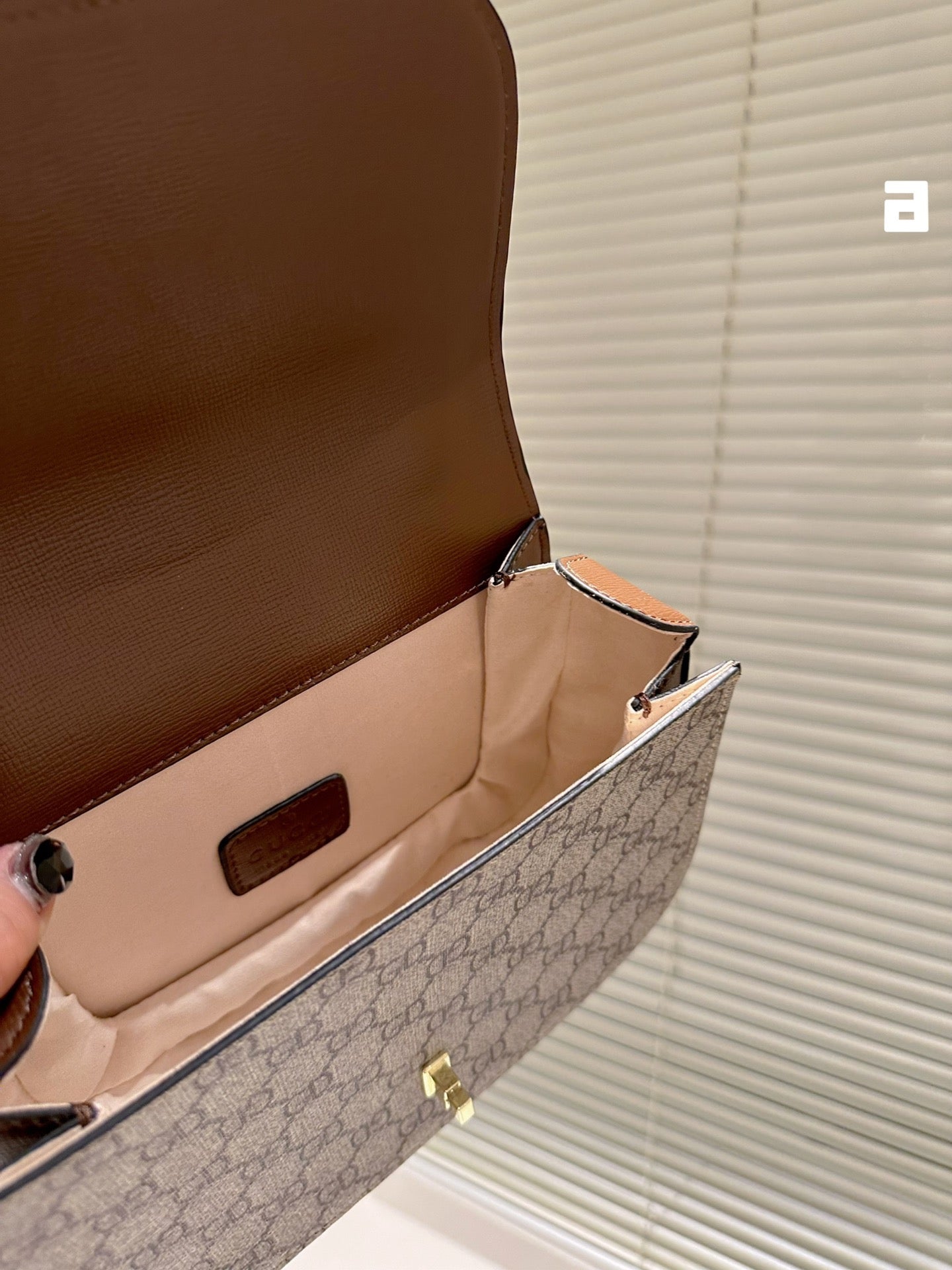 GC497 Gc Blondie top-handle Bag / 9"W x 6"H x 4.3"D