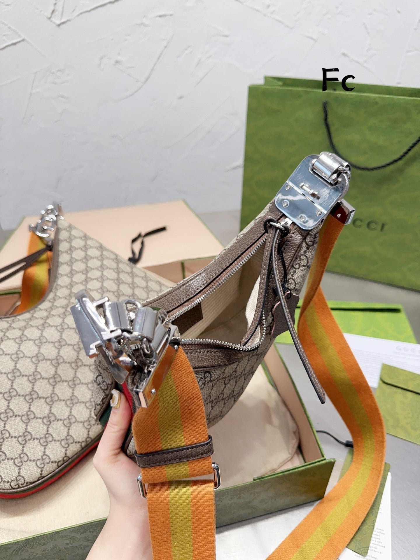 GC484 Gc Attache Small/Large Shoulder Bag