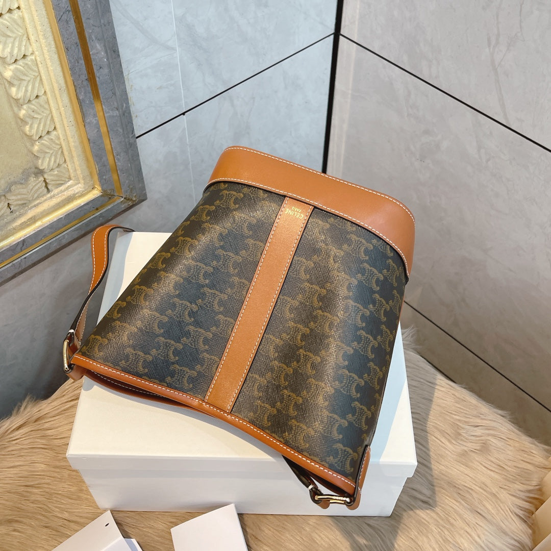 Ce TRIOMPHE new arrival size : 22/26/13 cm