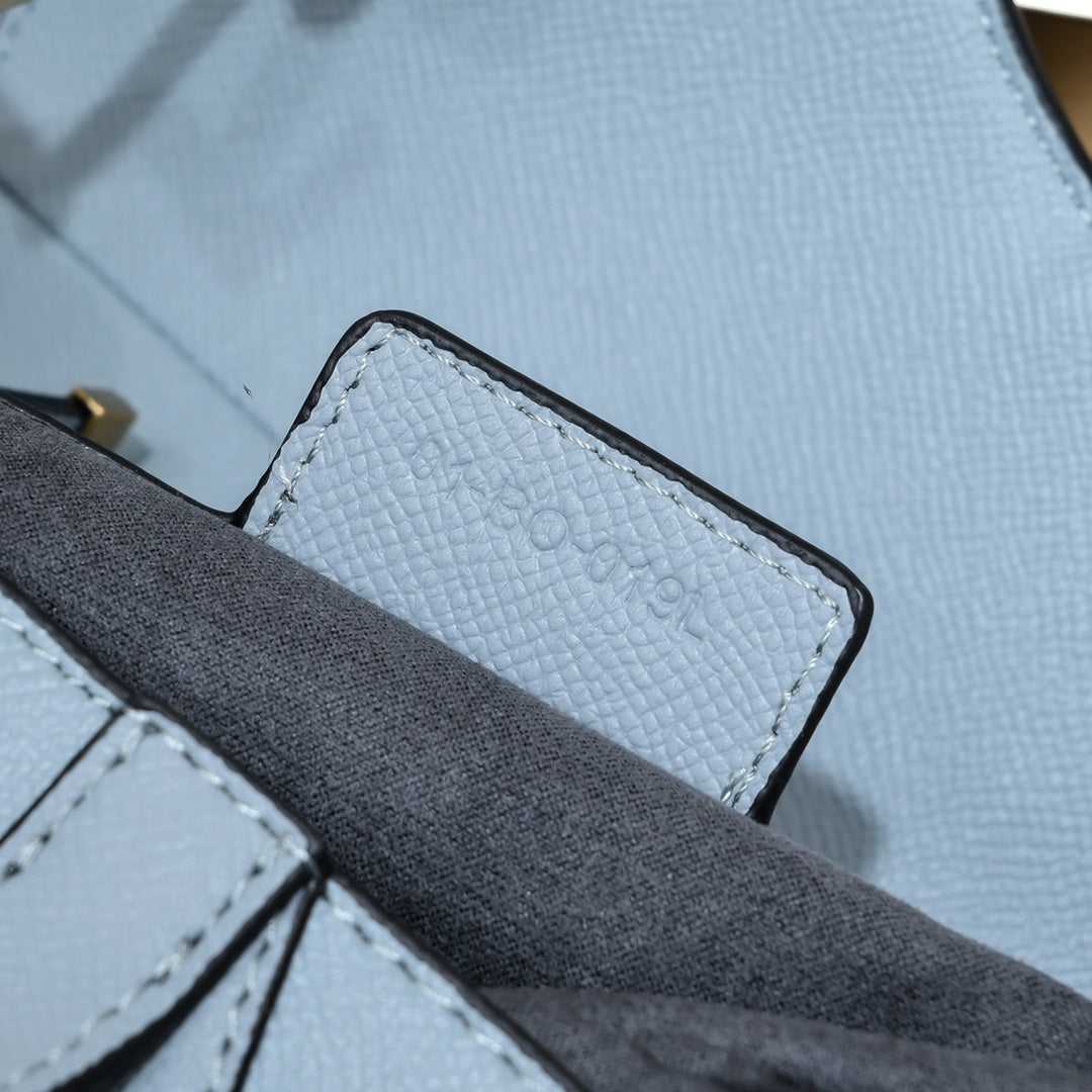 D saddle Be a classic with classics bag size: 25.5 x 20 x 6.5 cm