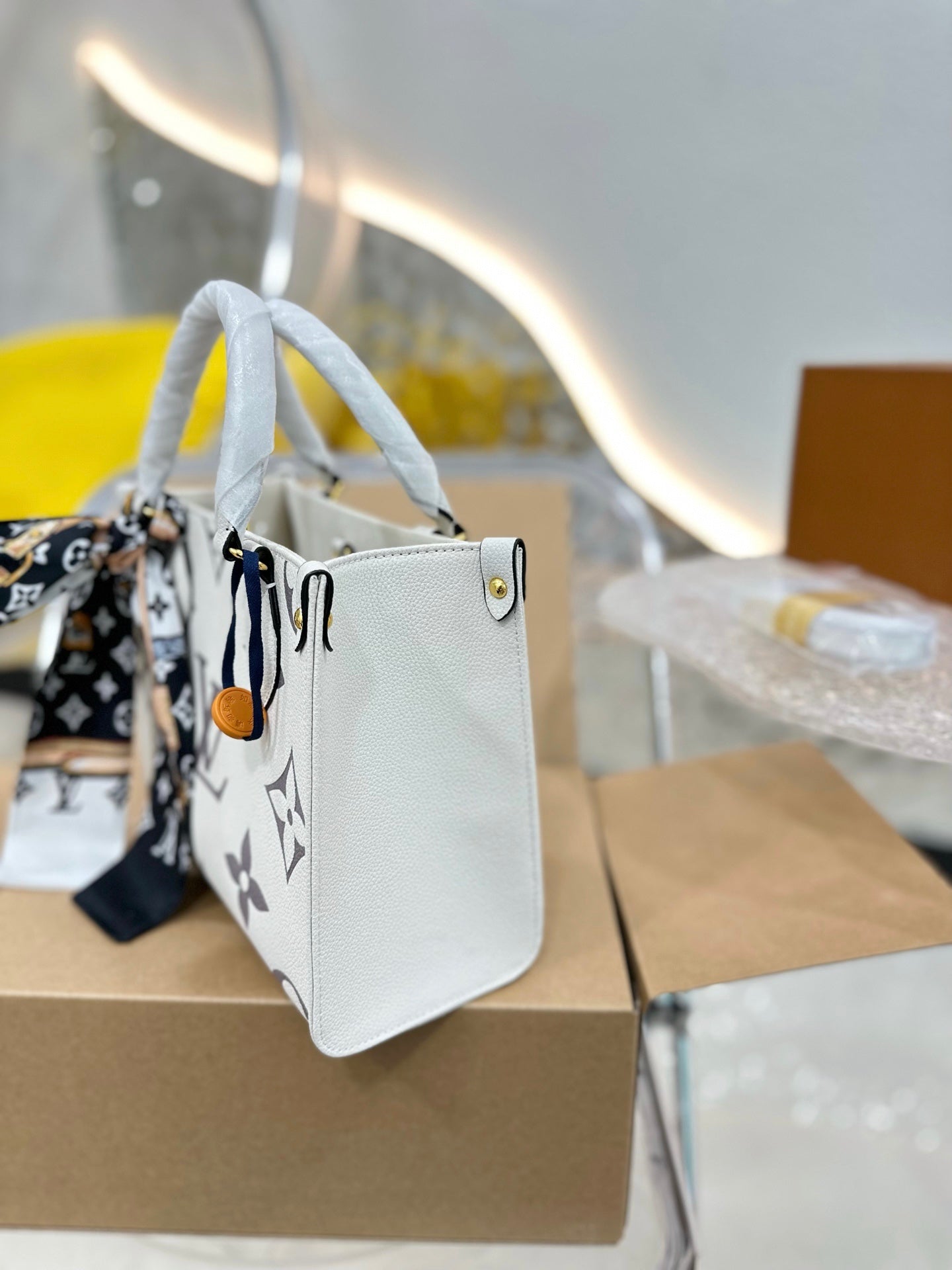 Louis Ss21 Crafty onthego small bag size : 25 * 20cm (without silk belt )