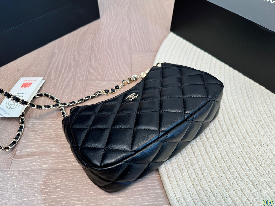 Cc new arrival chain bag size: 23 * 13 cm
