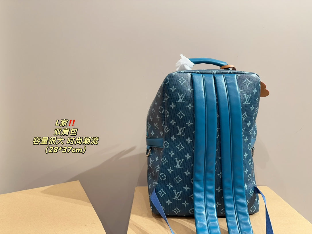 Louis new arrival men backpack bag size;28* 37 cm