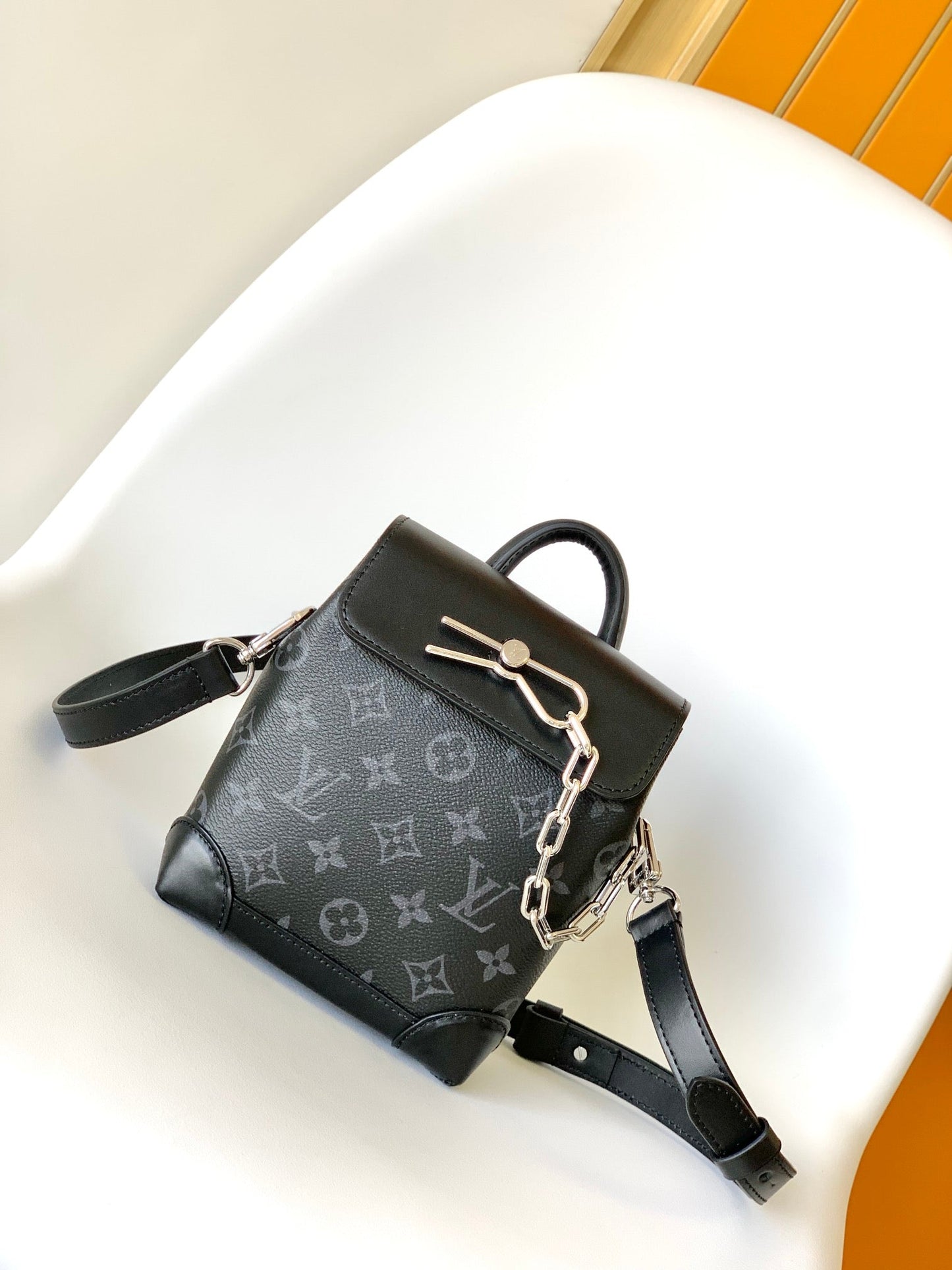 Louis Vuitton Classic Handbag M82774, 15 x 18 x 7CM