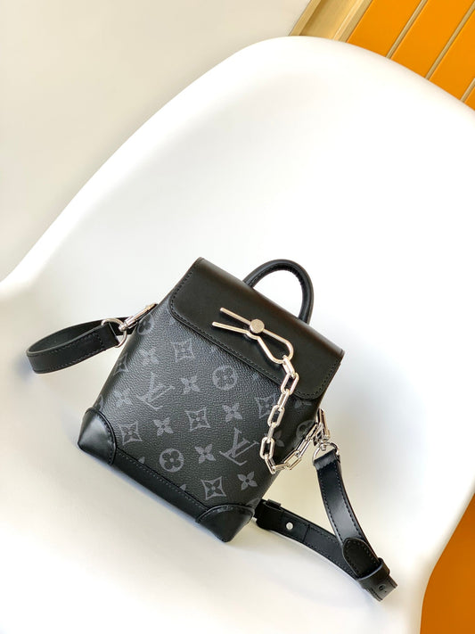 Louis Vuitton Classic Handbag M82774, 15 x 18 x 7CM