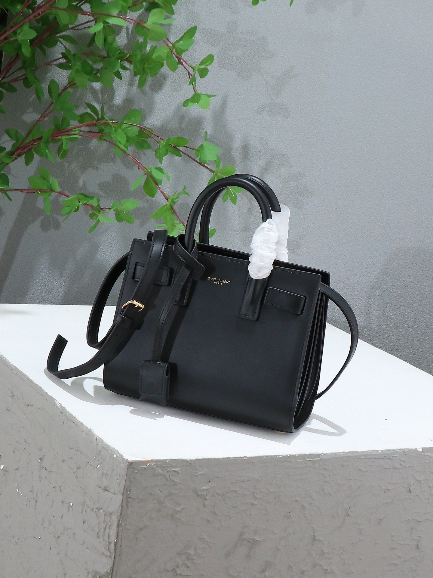 Yves Saint Laurent Classic Small SAC DE JOUR Bag 22x18x11cm