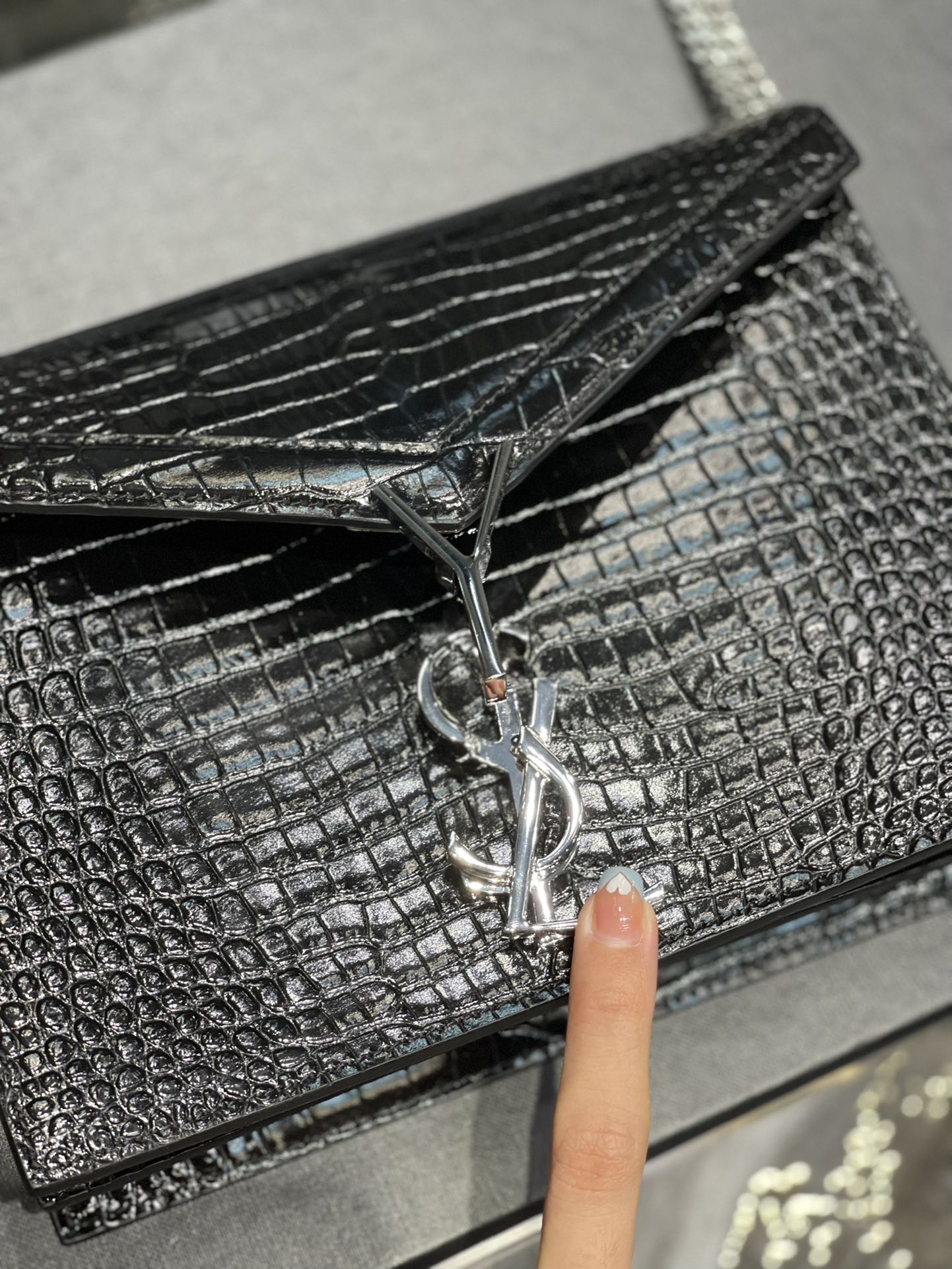 Y Cassandra Medium Chain Bag Black