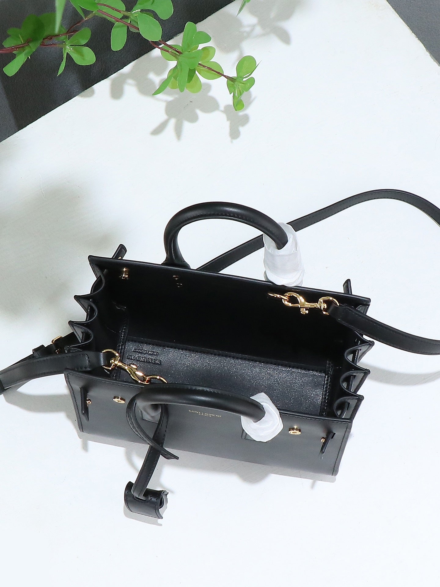 Yves Saint Laurent Classic Small SAC DE JOUR Bag 22x18x11cm