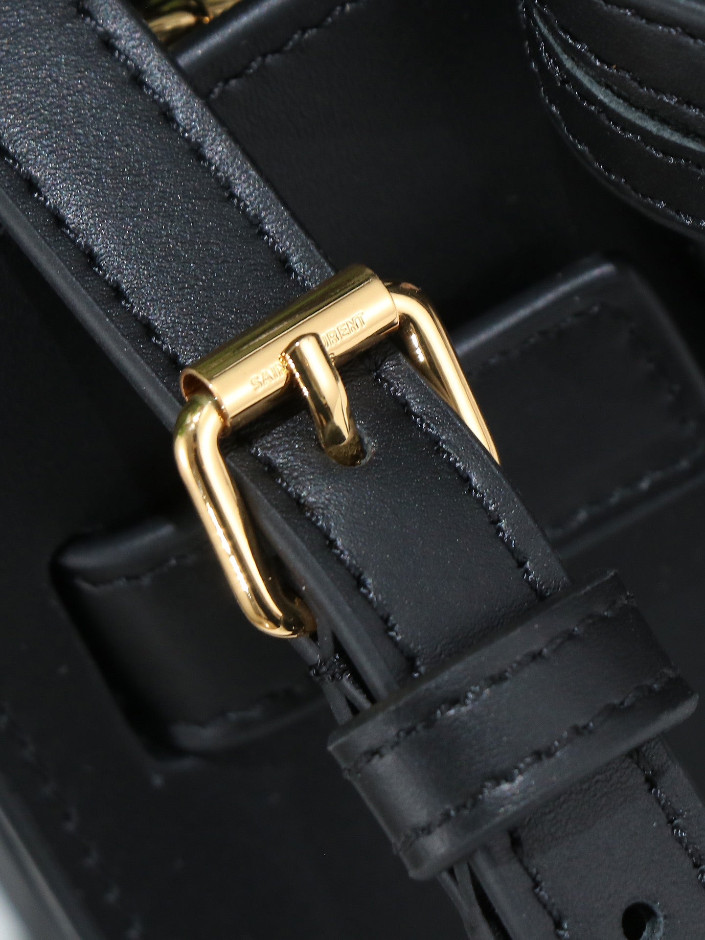 Yves Saint Laurent Classic Small SAC DE JOUR Bag 22x18x11cm