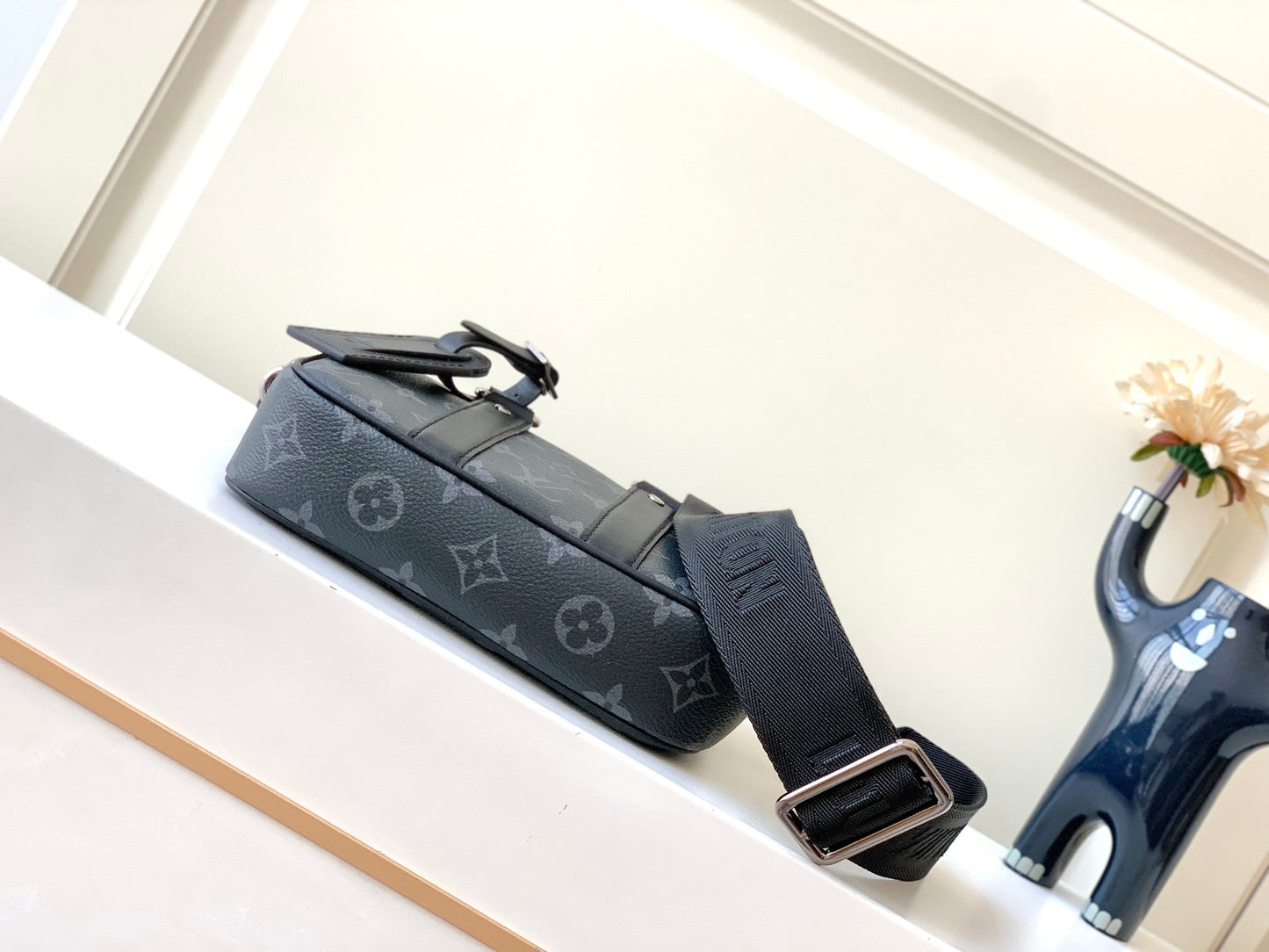 Louis Vuitton Classic Handbag M82542, 20x13x5.5 CM