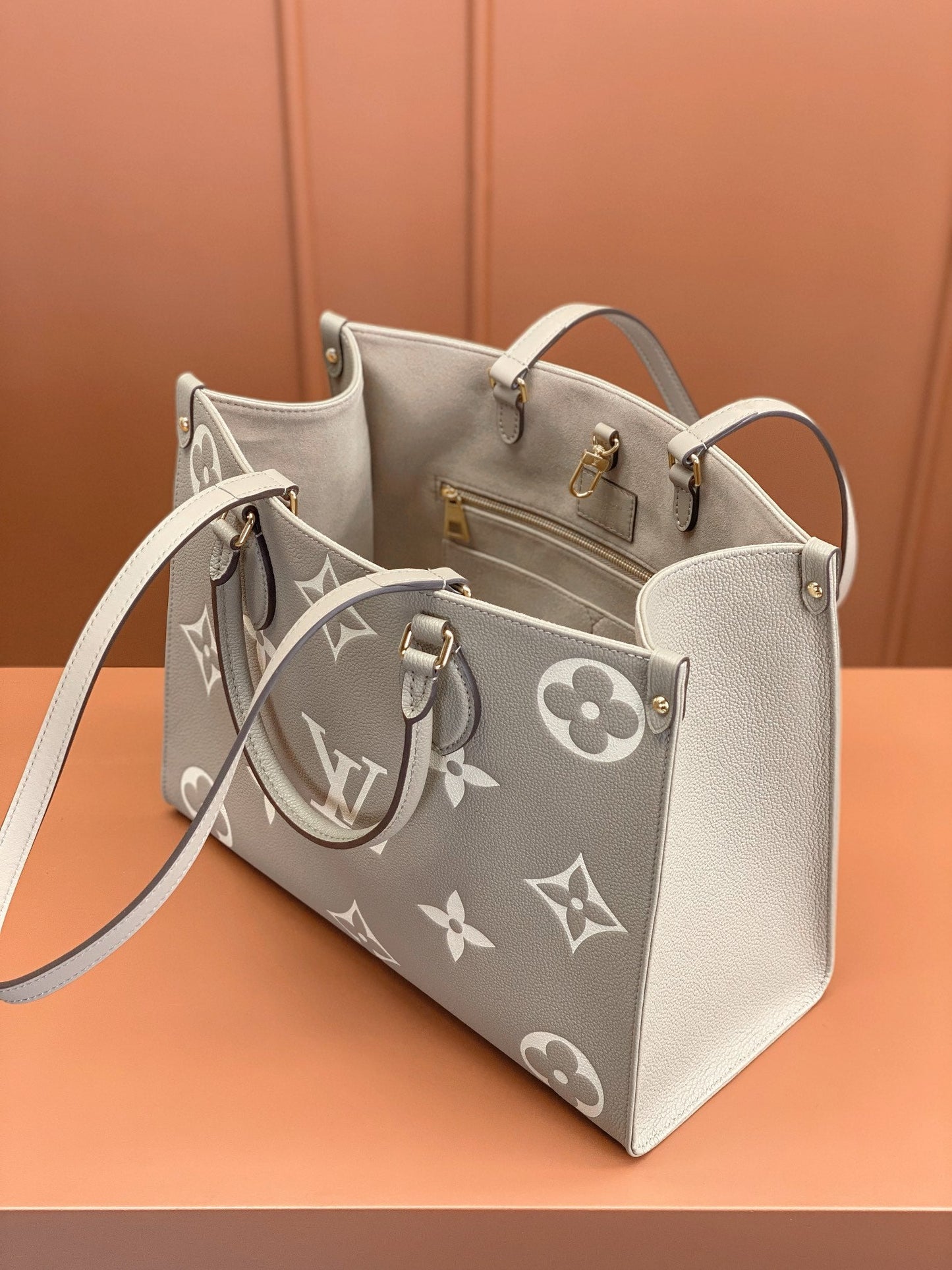 Louis Vuitton LV  M45494 OnTheGo MM Bag 35x27x14cm Grey