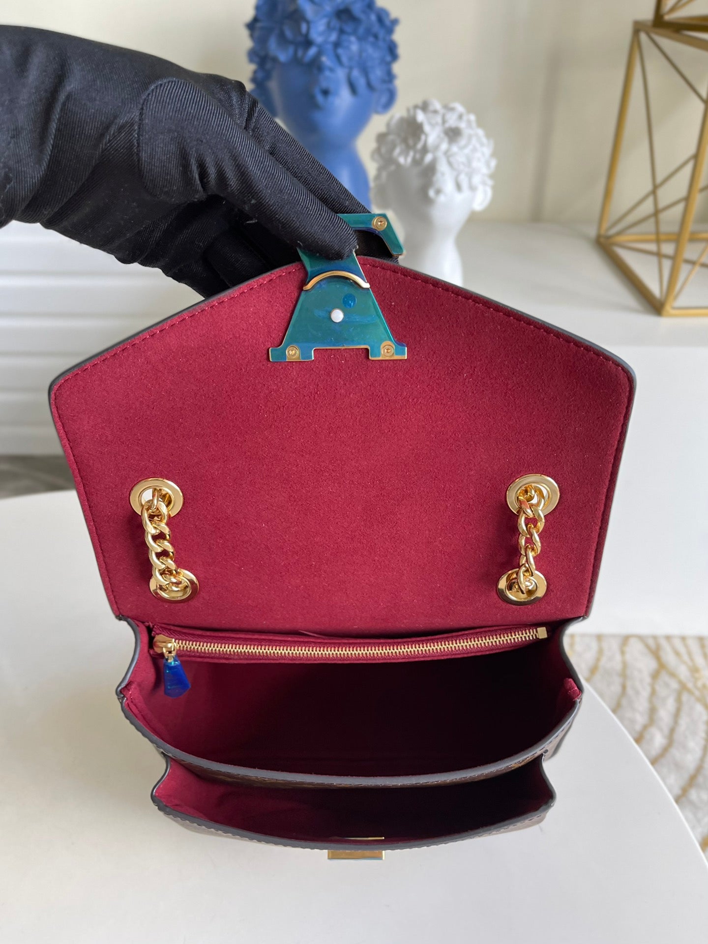 Lo vu passy chain messenger bag