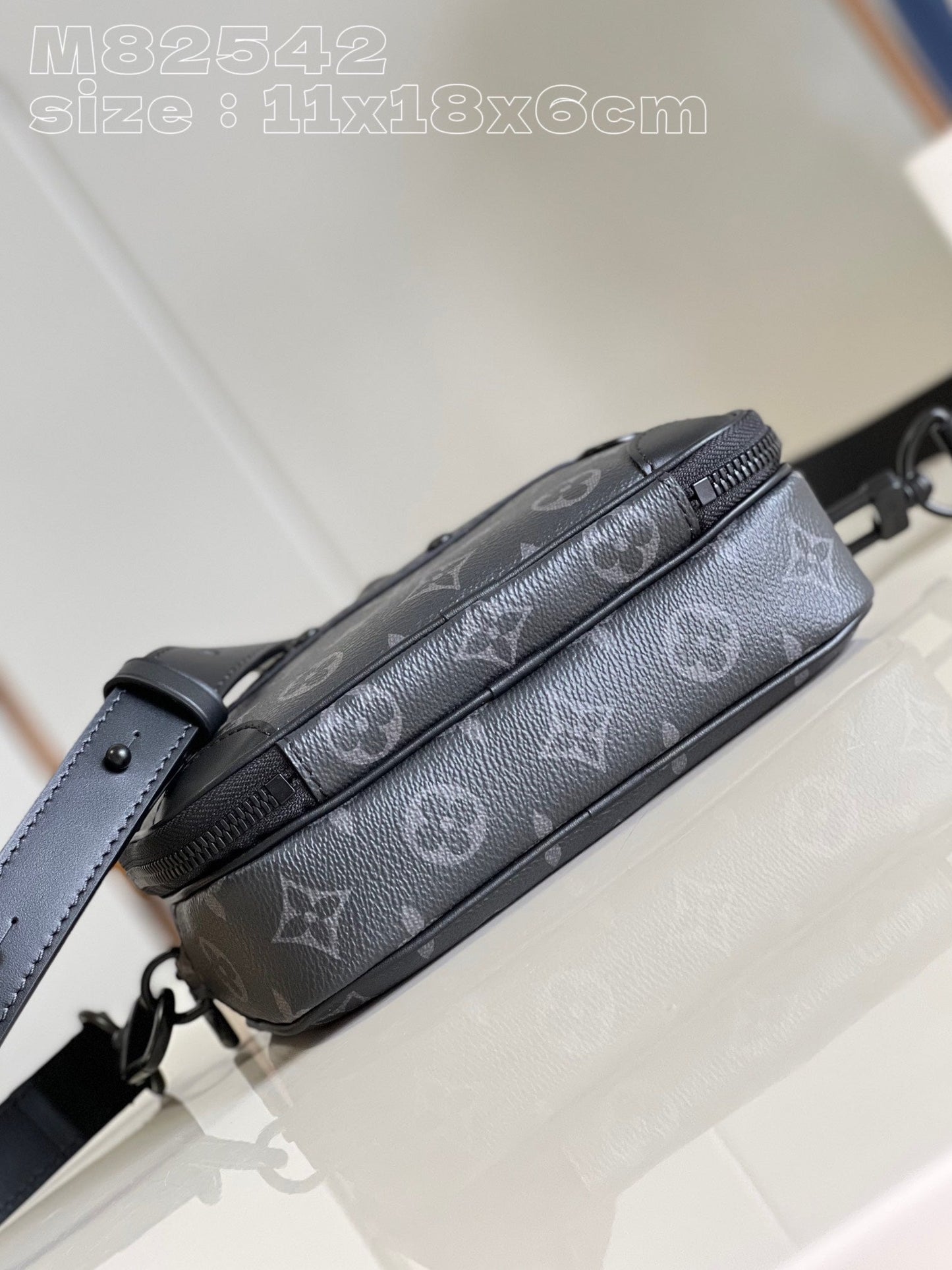 Louis Vuitton Classic Crossbody Bag M82542, 11 x 18.5 x 6.5 CM