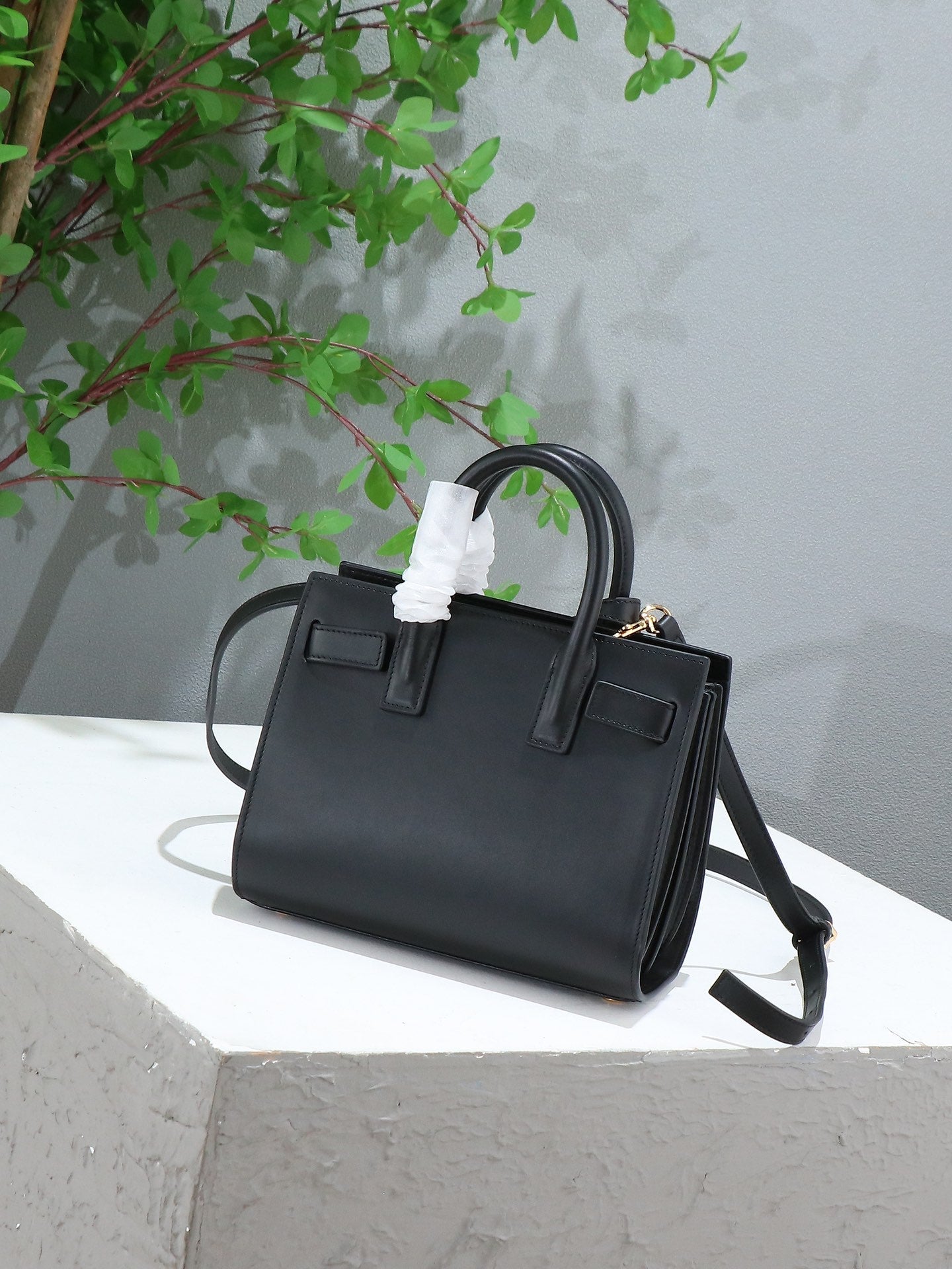 Yves Saint Laurent Classic Small SAC DE JOUR Bag 22x18x11cm