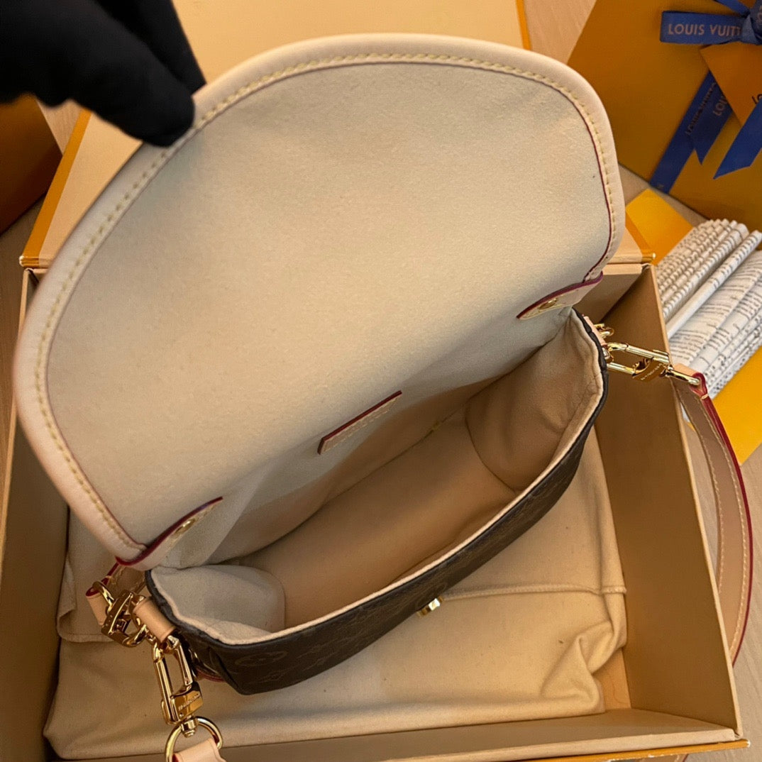 Louis Vuitton Saumur BB Monogram Bag M46740,  20*16*7CM