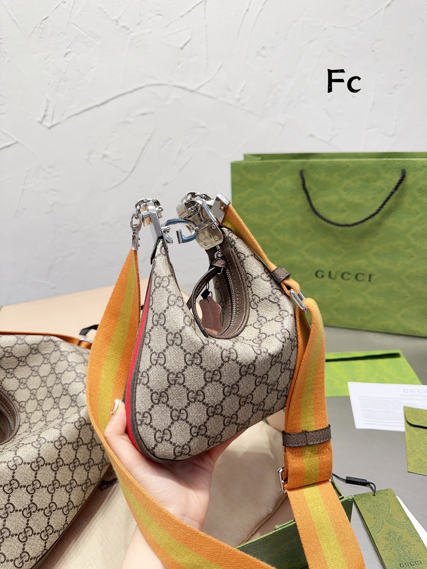 GC484 Gc Attache Small/Large Shoulder Bag