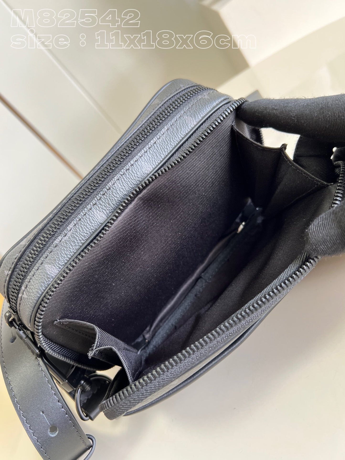 Louis Vuitton Classic Crossbody Bag M82542, 11 x 18.5 x 6.5 CM