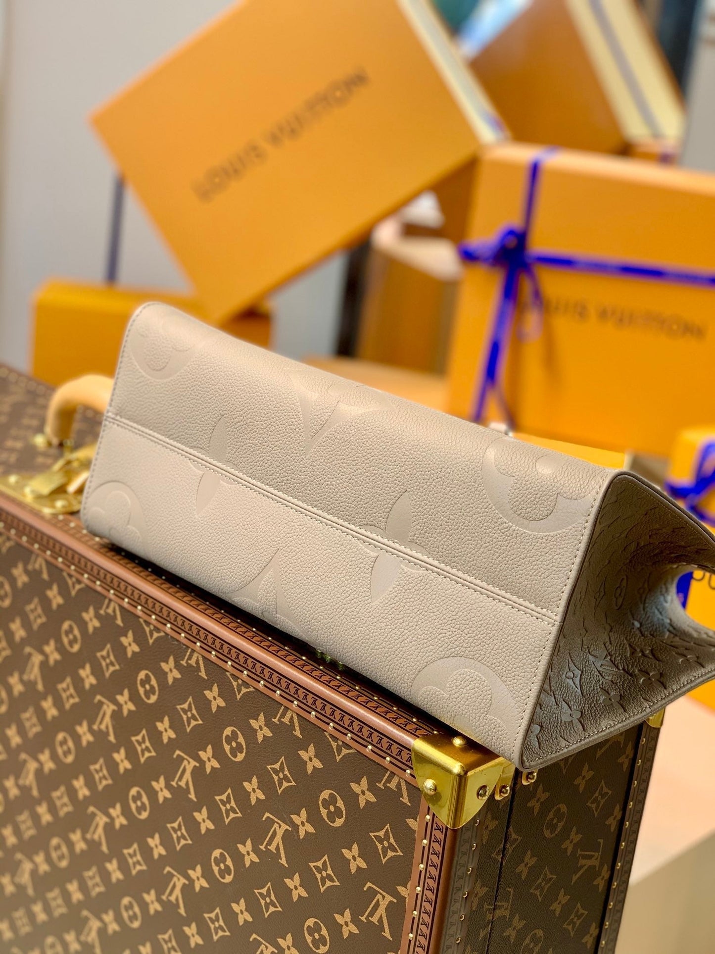 Louis Vuitton OnTheGo MM Tourterelle Empreinte M45607