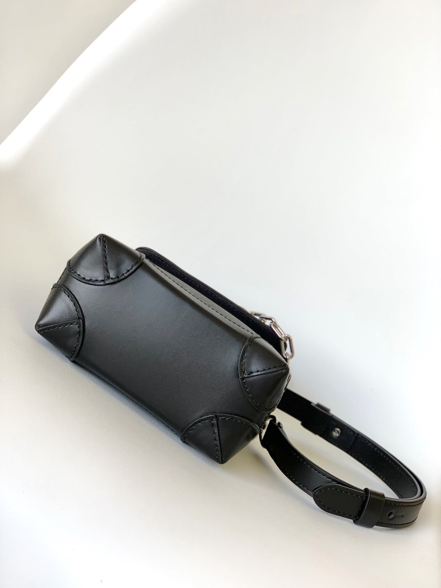 Louis Vuitton Classic Handbag M82774, 15 x 18 x 7CM