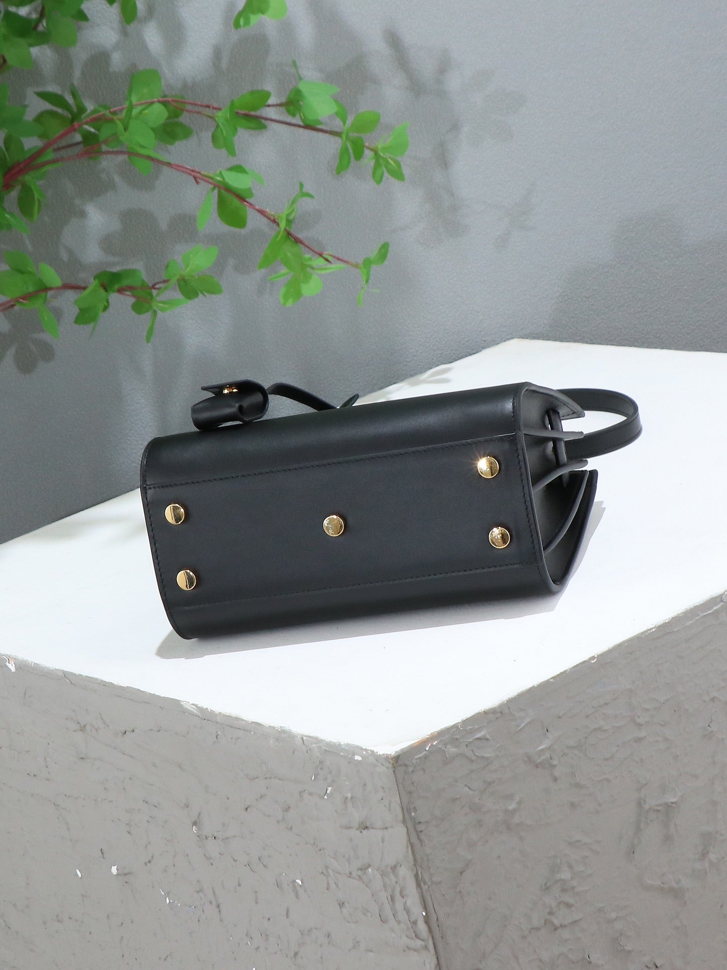 Yves Saint Laurent Classic Small SAC DE JOUR Bag 22x18x11cm