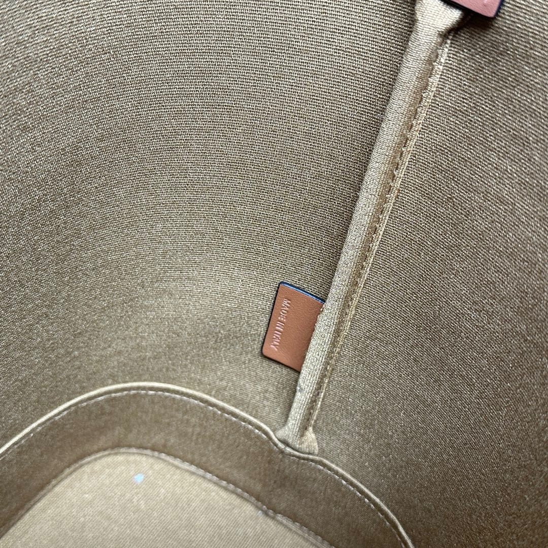 Celine CanvasTriomphe Totebag, 18 X 22 X 13CM