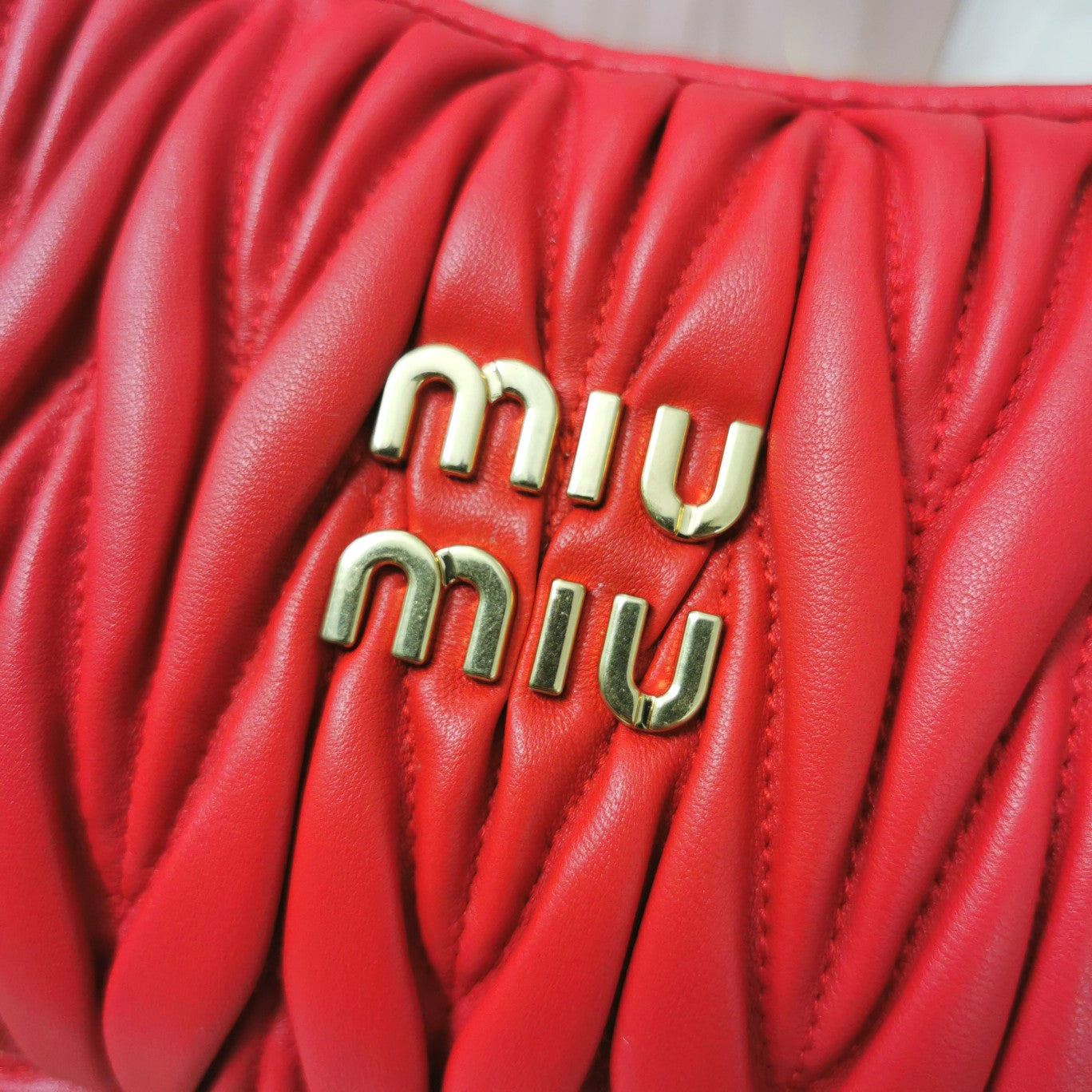 MiuMiu Wander Matelasse Handbag Purse 5BC125 Red, 20 X 17 X 6 CM