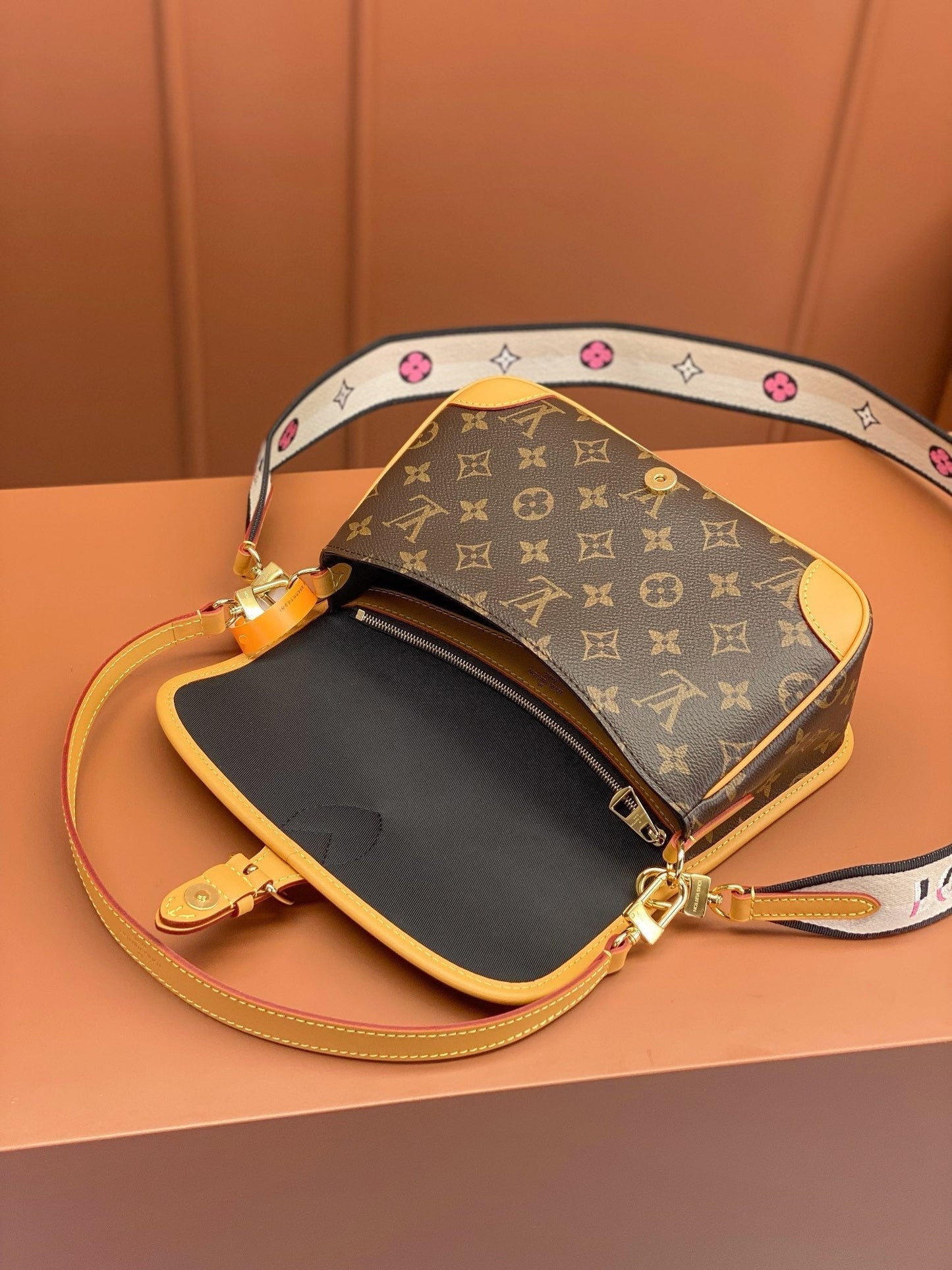 Louis Vuitton M45985 DlANE Hand Bag 24x15x9cm