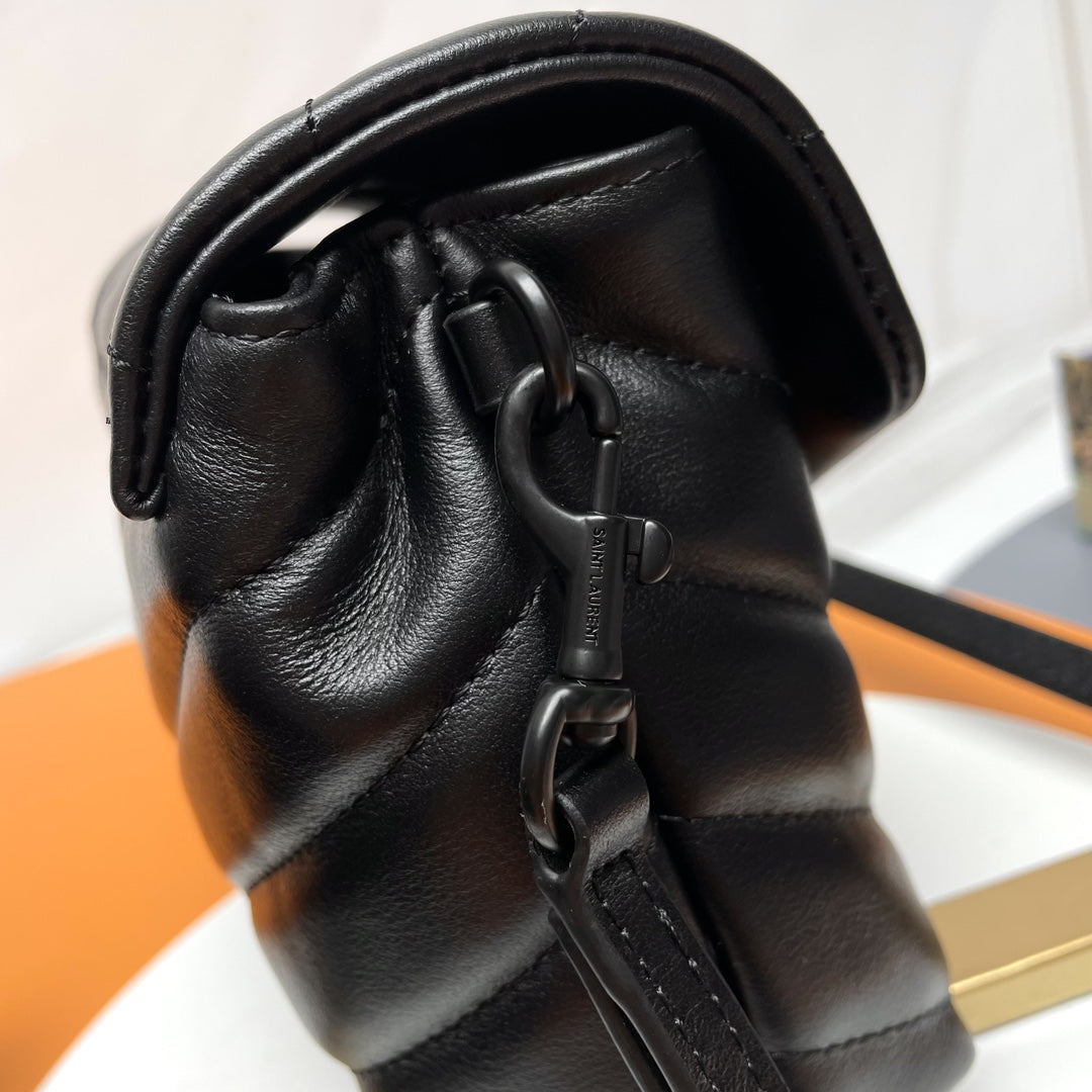 Saint Laurent Loulou Shoulder Bag 20X14X7cm
