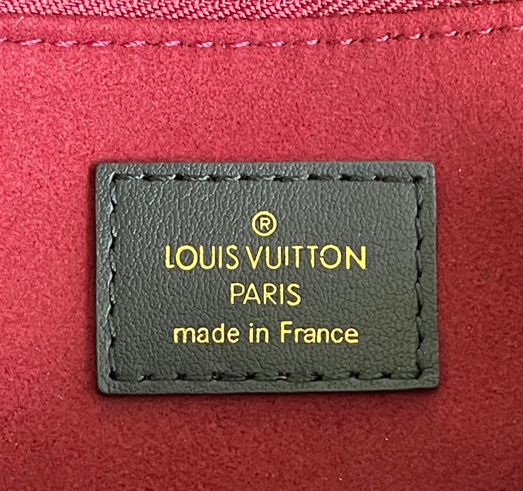 Lo vu passy chain messenger bag