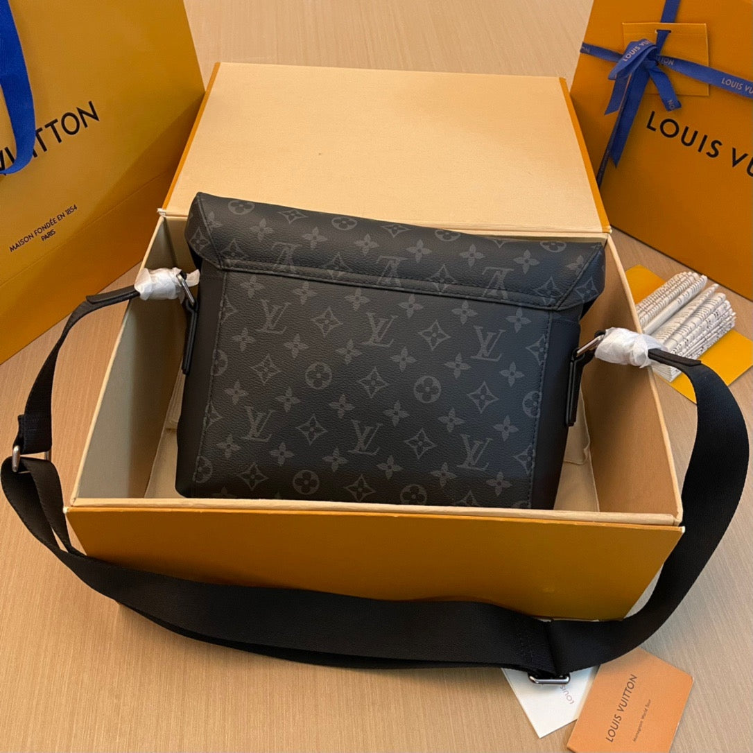 Louis Vuitton Voyager Monogram Eclipse Crossbody Bag, 33*22.5*11 CM