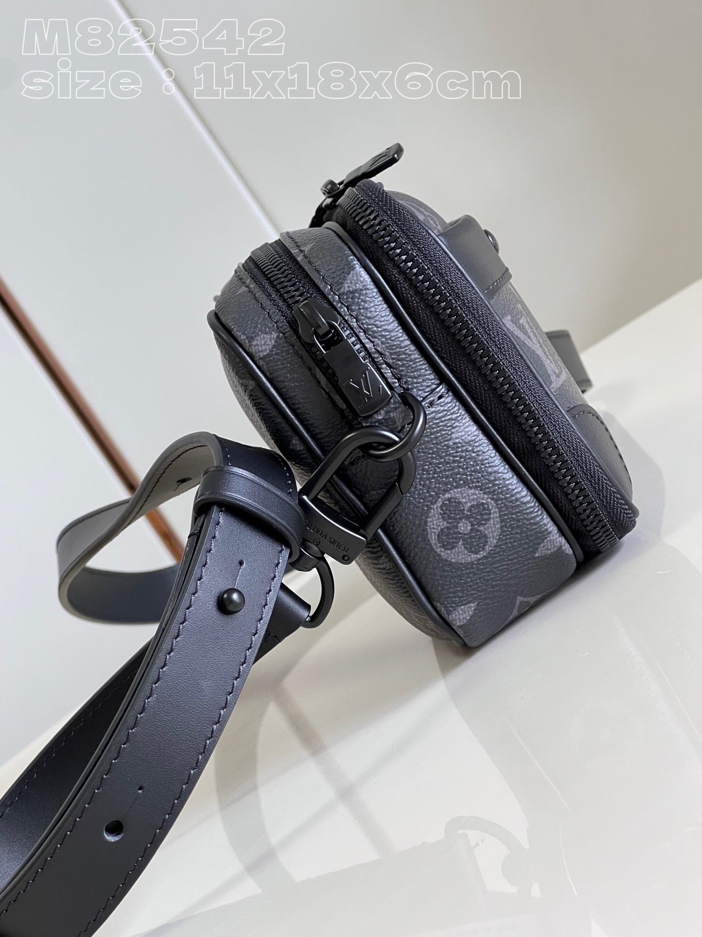 Louis Vuitton Classic Crossbody Bag M82542, 11 x 18.5 x 6.5 CM