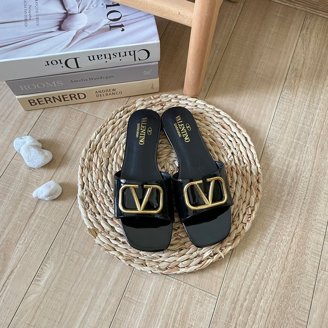 V Buckle Flat Slippers