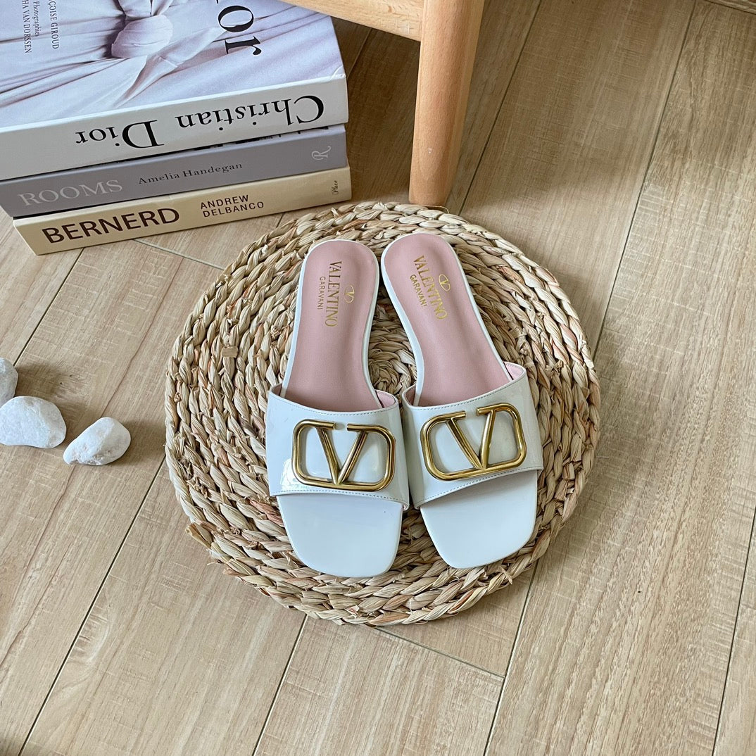 V Buckle Flat Slippers
