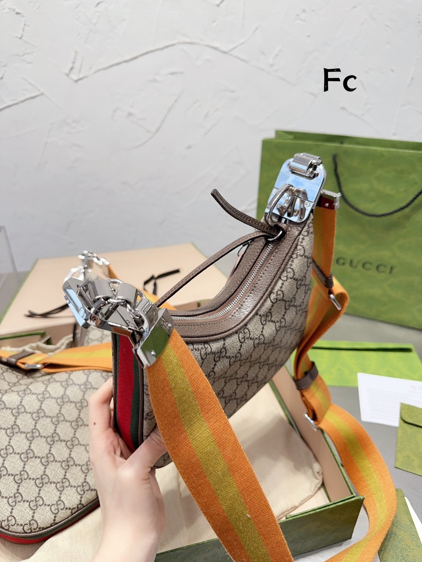 GC484 Gc Attache Small/Large Shoulder Bag