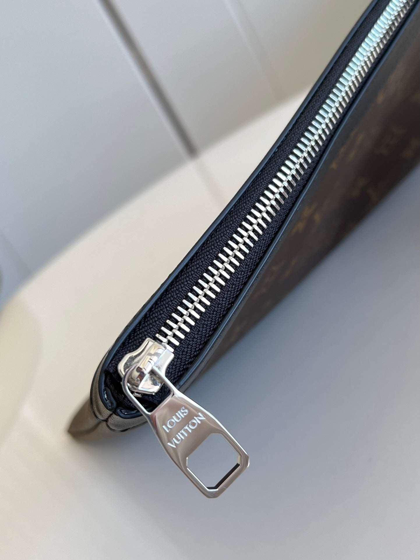 Louis Vuitton Classic Print Bag M62291 Brown, 34 x 25 x 2 CM