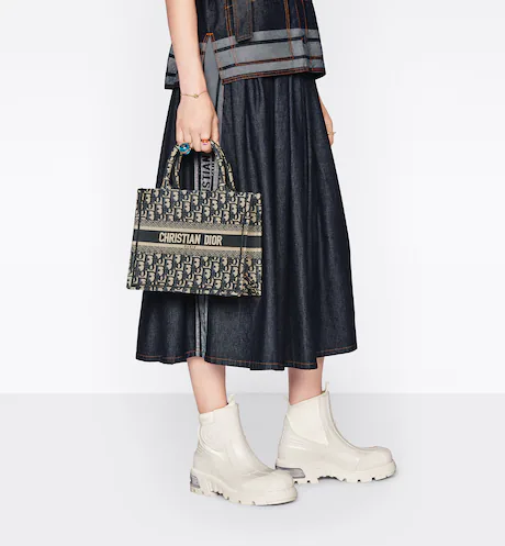 SMALL D BOOK TOTE Blue D Oblique Embroidery (26.5 x 21 x 14 cm)