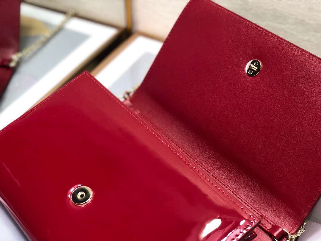 D 30 Montaigne Wallet On Chain In Red Patent Calfskin
