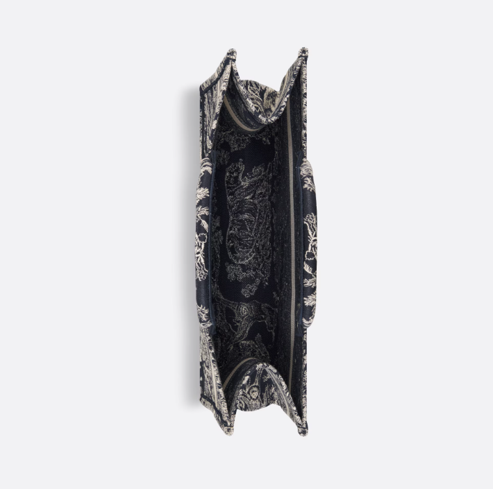 D Medium Book Tote size : 36 x 27.5 x 16.5 cm