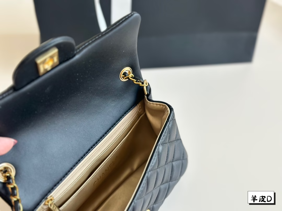 CC new arrival chain bag size  20cm/17cm