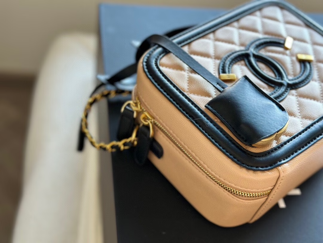 Cc new arrival bucket bag size: 20 cm