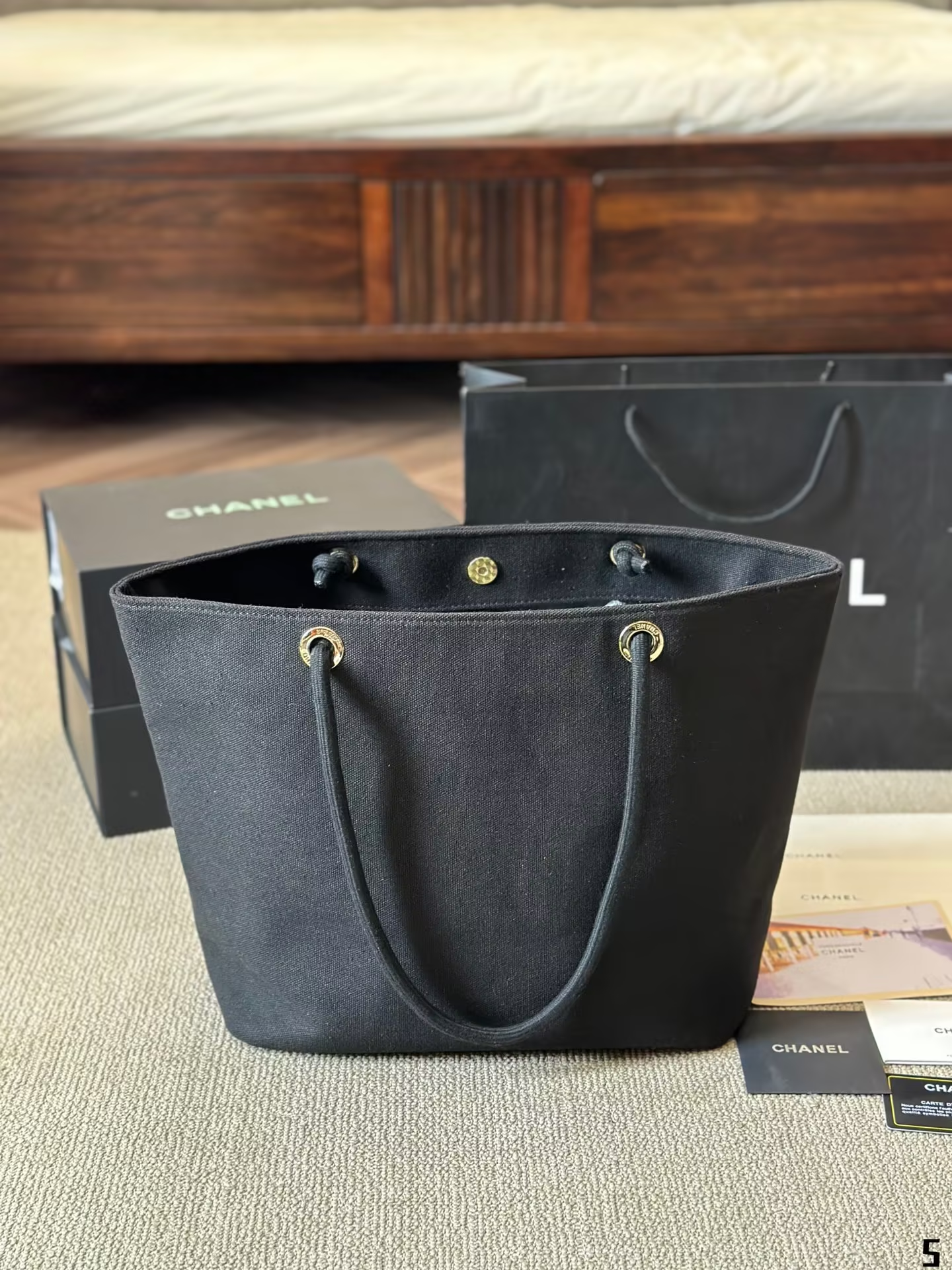 CC new arrival Vintage 24k tote bag size: 30*30 cm