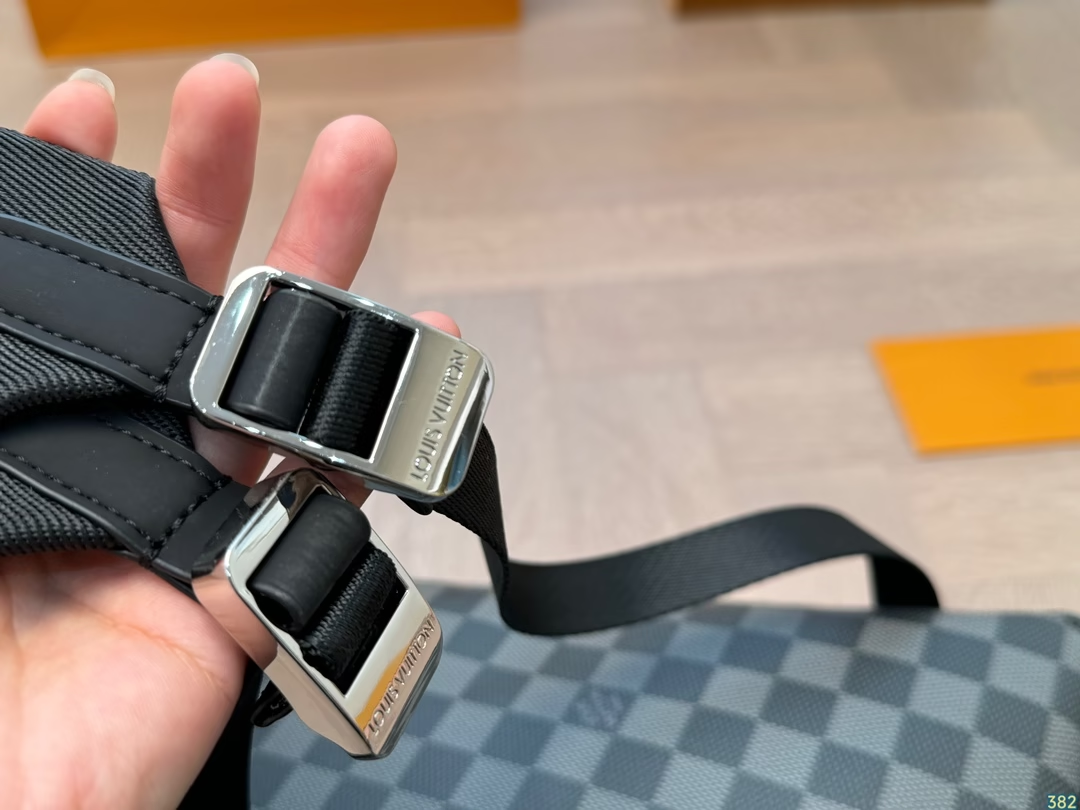 Louis new arrival men backpack bag size: 28*36 cm