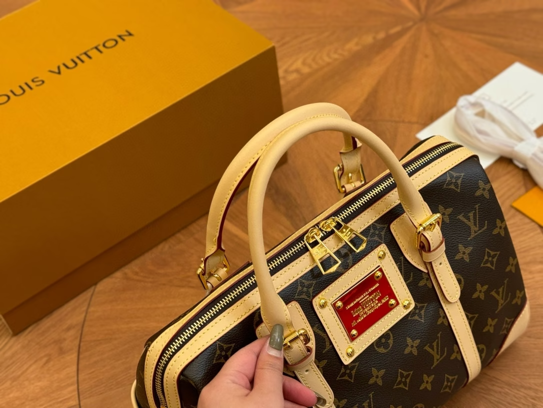 Louis new arrival speedy bag size: 32*23 cm