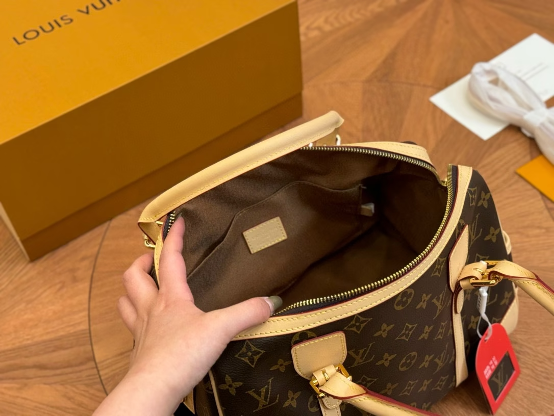 Louis new arrival speedy bag size: 32*23 cm