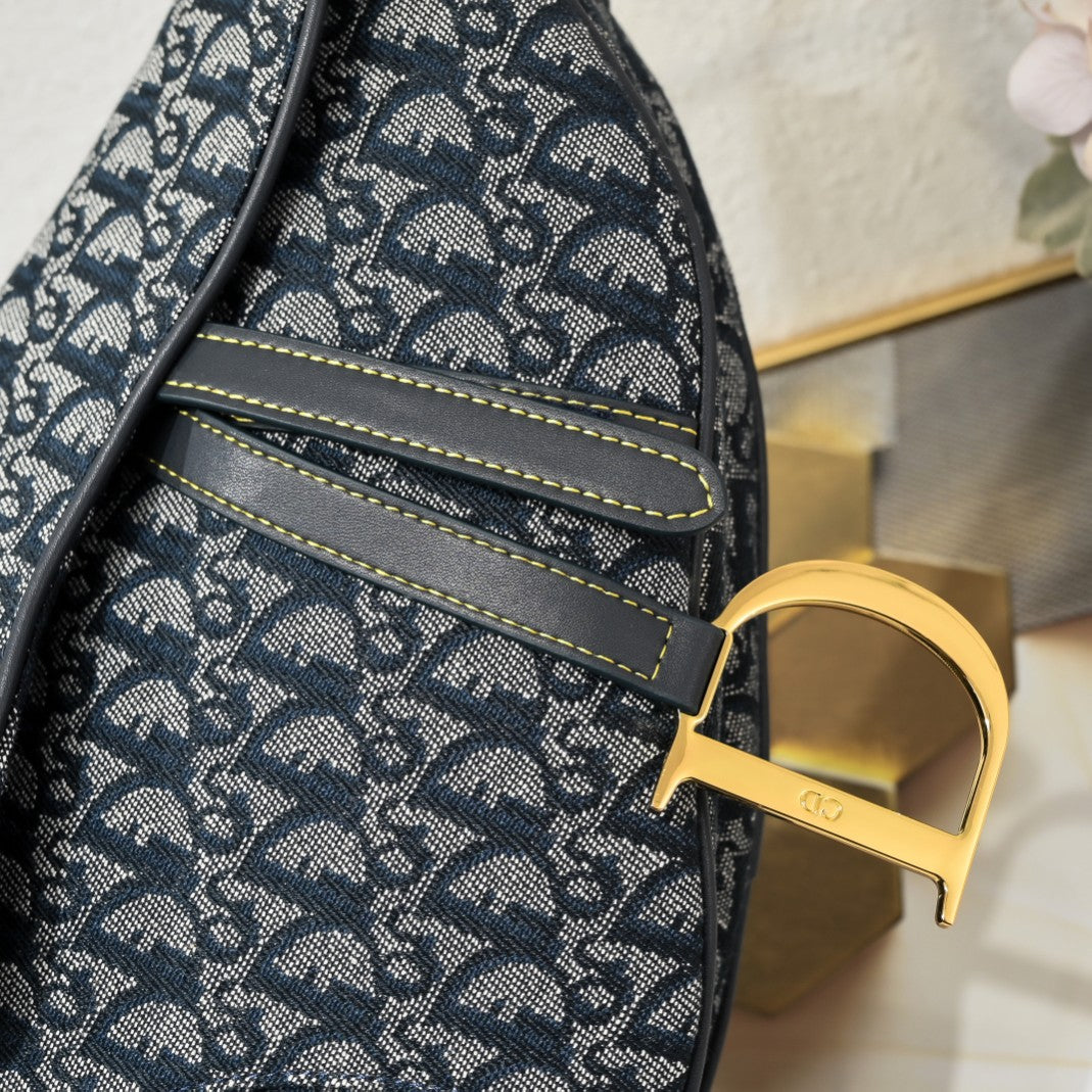 D saddle Be a classic with classics size: 25.5 x 20 x 6.5 cm