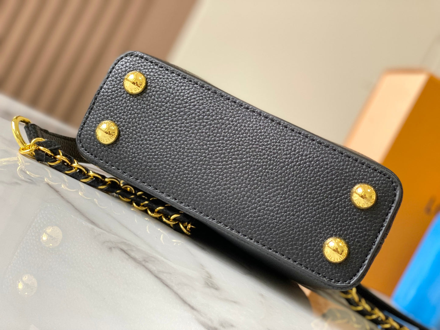 Louis Milky Way Capucines BB  Taurillon leather M23082 size: 21×14×8cm