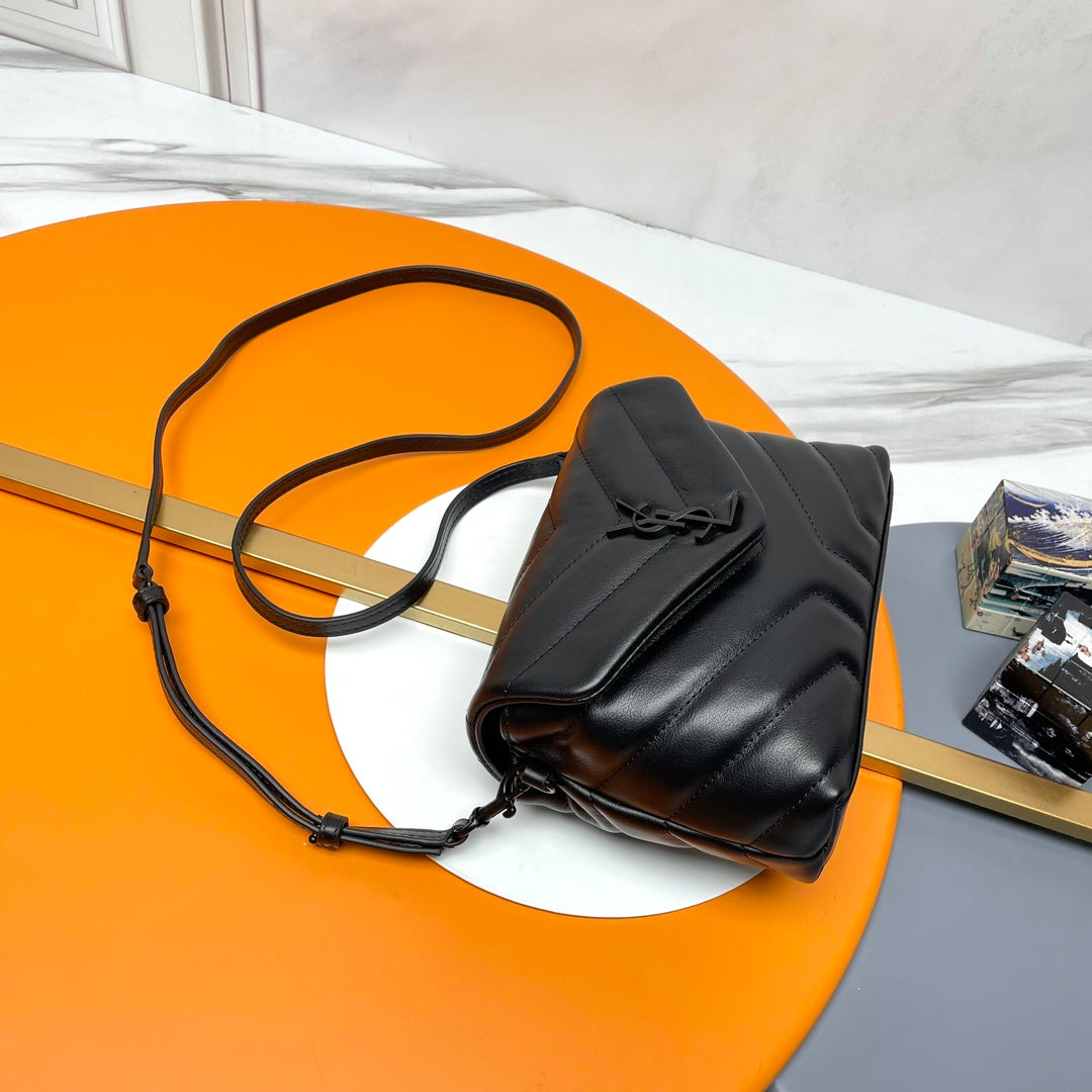 Saint Laurent Loulou Shoulder Bag 20X14X7cm