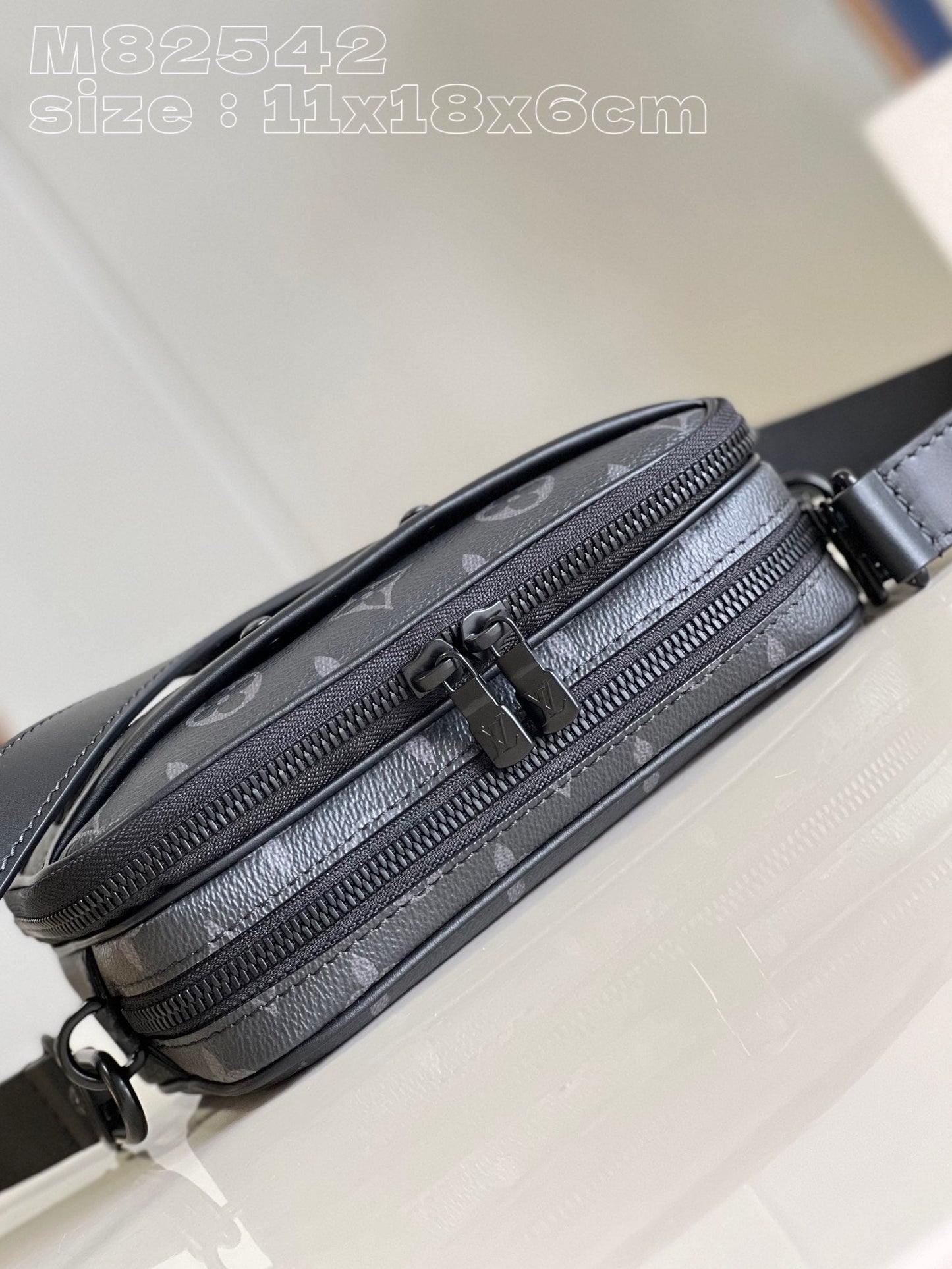 Louis Vuitton Classic Crossbody Bag M82542, 11 x 18.5 x 6.5 CM