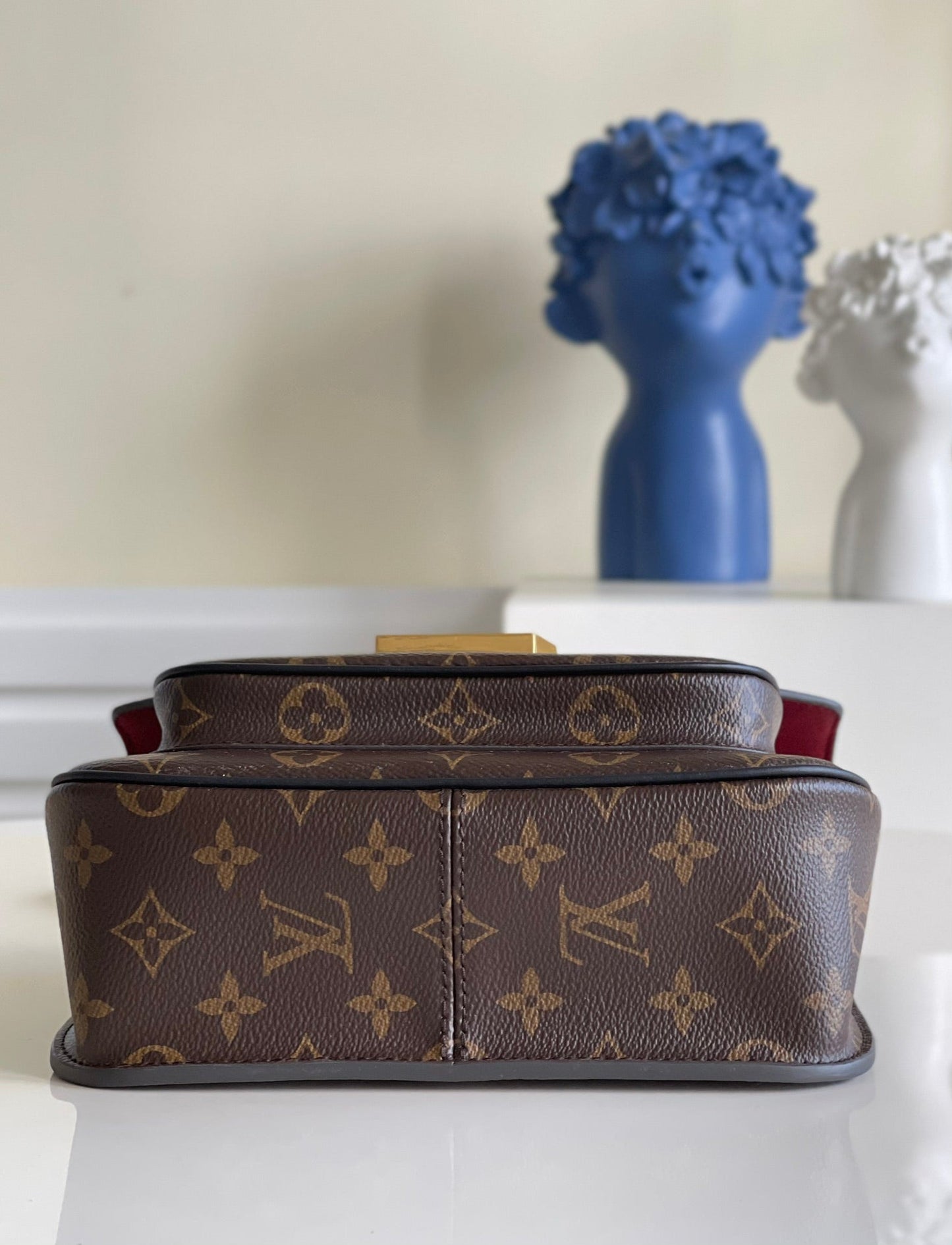 Lo vu passy chain messenger bag