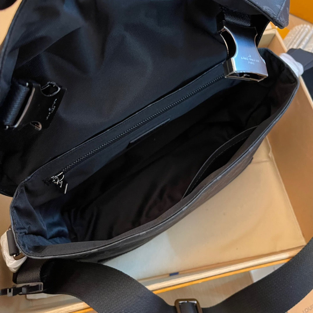 Louis Vuitton Voyager Monogram Eclipse Crossbody Bag, 33*22.5*11 CM